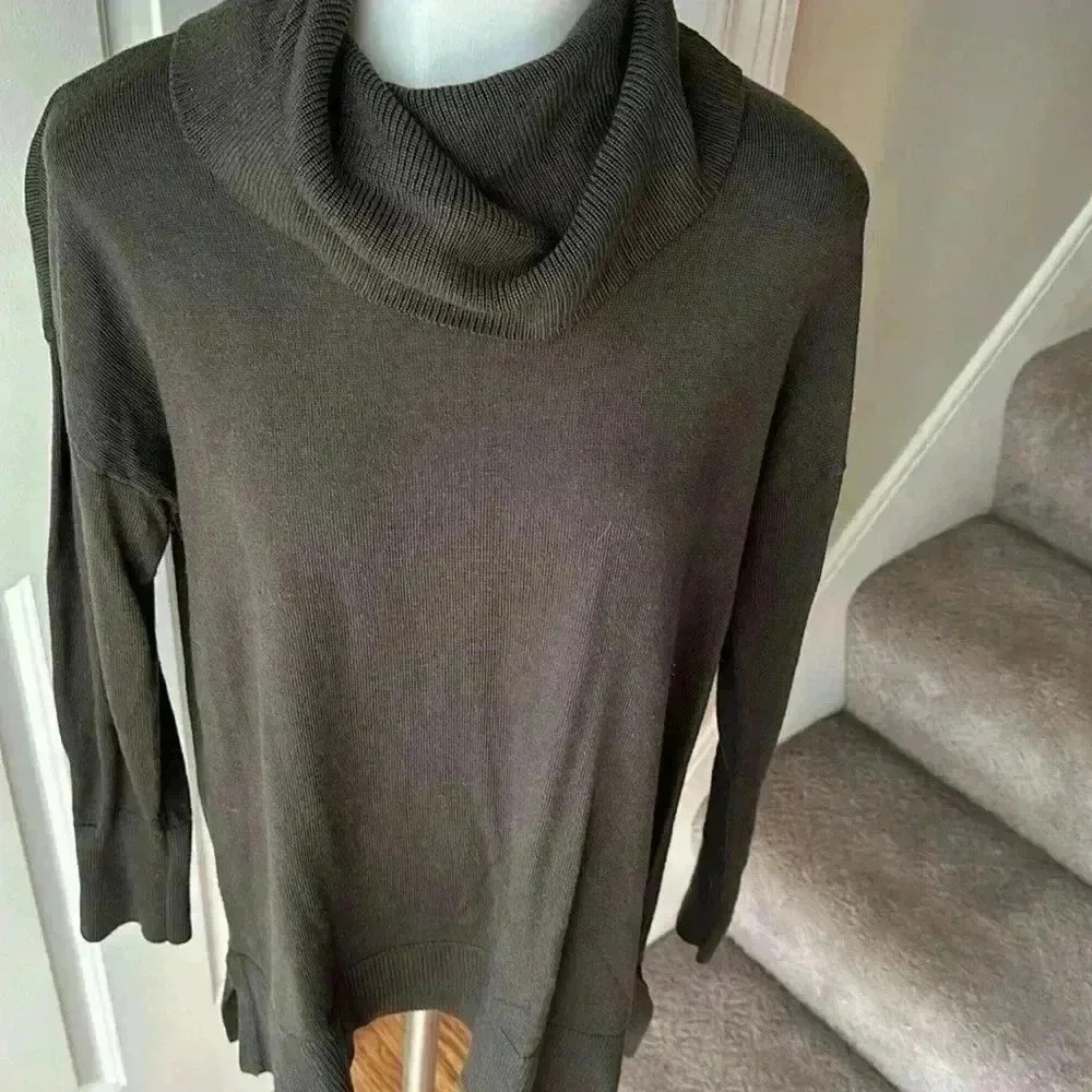 Size M Premise Forest Green Turtle neck sweater